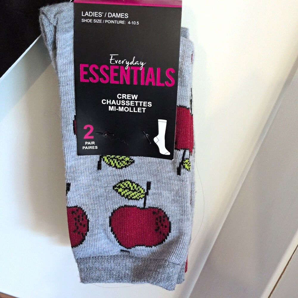 Everyday Essentials Women’s Crew Socks 2 Pairs Apple Fruit Novelty Gray M